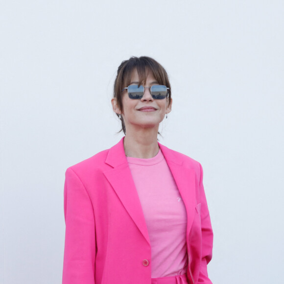 Sophie Marceau - Les célébrités au photocall du défilé Jacquemus pour la présentatation de la toute dernière collection "Le Raphia" au Bourget, Seine-Saint-Denis (93), France, le 12 décembre 2022. Habitué à ne pas suivre le calendrier de la Fashion Week de Paris, le designer a présenté sa toute dernière collection "Le Raphia" avec l'une une de ses couleurs favorites : le beige. © Veeren-Clovis/Bestimage 