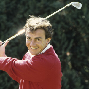 En France, en Picardie, à Amiens, portrait de Jean-Pierre Pernaut chez lui, jouant au golf. Avril 1988 © Michel Marizy via Bestimage