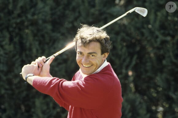 En France, en Picardie, à Amiens, portrait de Jean-Pierre Pernaut chez lui, jouant au golf. Avril 1988 © Michel Marizy via Bestimage