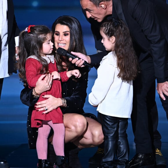 Exclusif - Karine Ferri, sa filleule Rebekah, sa niece Angelique et Nikos Aliagas - Surprises - Enregistrement de l'émission "La chanson secrète", présentée par N.Aliagas et diffusée le 29 décembre sur TF1 © Guillaume Gaffiot-Cyril Moreau / Bestimage 