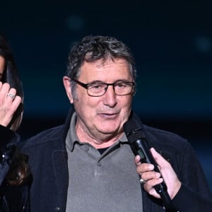 Exclusif - Karine Ferri et ses parents Helena et Claude et Nikos Aliagas - Surprises - Enregistrement de l'émission "La chanson secrète", présentée par N.Aliagas et diffusée le 29 décembre sur TF1 © Guillaume Gaffiot-Cyril Moreau / Bestimage 