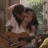 Image du documentaire sur Carla Bruni diffusé par Sky News, on voit le président embrasser son épouse