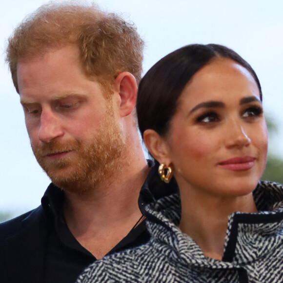 Le prince Harry et Meghan Markley remettent un prix honorifique à Kevin Costner lors de son gala de charité One805 Live, organisé sur son terrain de polo à Summerland près de Santa Barbara, le 22 septembre 2023.