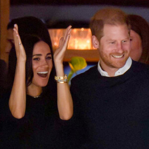 Le prince Harry, duc de Sussex et Meghan Markle, duchesse de Sussex, assistent au match de hockey des Canucks de Vancouver, Colombie-Britannique, Canada. Harry a effectué la mise au jeu cérémonielle, puis le couple a regardé le match depuis la loge des propriétaires. 