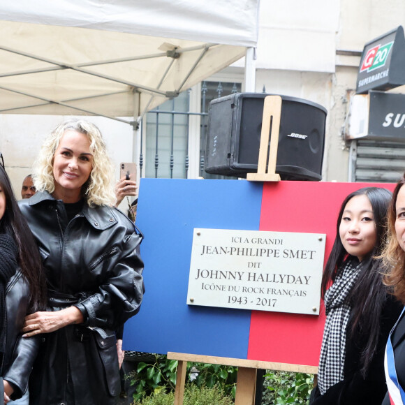 Laeticia Hallyday, ses filles Joy et Jade, Delphine Burkli, maire du 9ème arrondissement lors de l'inauguration d'une plaque commémorative en hommage à Johnny Hallyday devant l'immeuble où le chanteur français a grandi dans le 9ème arrondissement de Paris, France, le 22 décembre 2023. © Dominique Jacovides/Bestimage