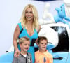 Le couple a multiplié les gestes tendres avant de foncer dans l'océan pour y faire les fous 
Sean Federline, Britney Spears, Jayden James Federline - Premiere du film "Les Schtroumpfs 2" a Westwood, le 28 juillet 2013. 