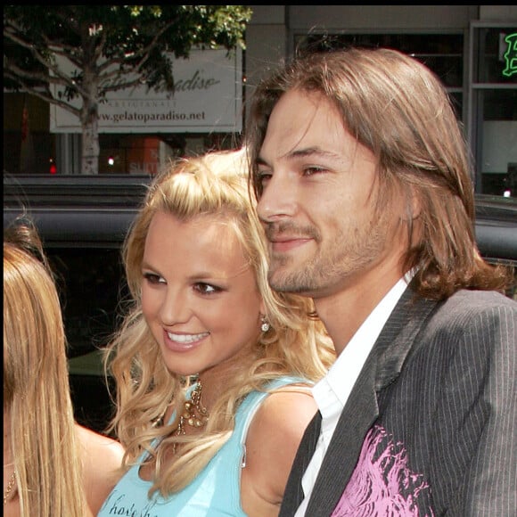 Si elle ne les voit plus beaucoup (leur père en a la garde exclusive), elle sera sûrement ravie d'apprendre que son cadet a une petite amie !
Britney Spears et Kevin Federline - Première du film Charlie et la Chocolaterie à Hollywood le 10 juillet 2005