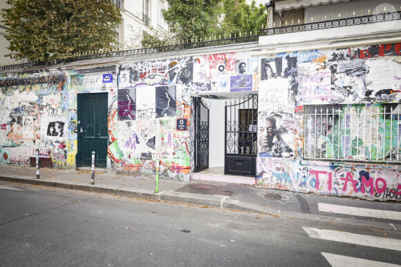 Malheureusement, en se rendant au 5 bis de la rue Verneuil, certains ont d'abord été déçus.
Ouverture au public de la maison de Serge Gainsbourg, rue de Verneuil à Paris, le 16 septembre 2023. © Jack Tribeca/Bestimage 