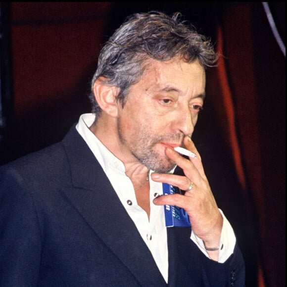 Archives - Serge Gainsbourg fumant une cigarette.