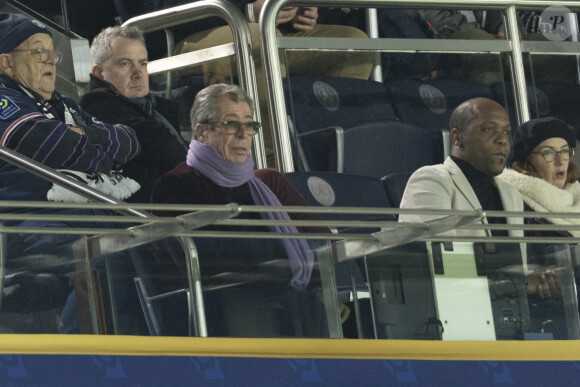 Patrick Balkany - Célébrités dans les tribunes du Trophée des Champions entre le PSG et Toulouse (2-0) au Parc des Princes à Paris le 3 avril 2024. © Cyril Moreau/Bestimage