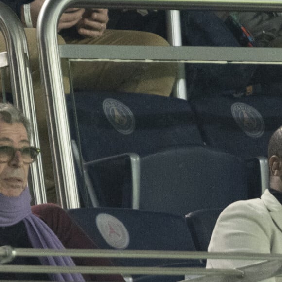 Patrick Balkany - Célébrités dans les tribunes du Trophée des Champions entre le PSG et Toulouse (2-0) au Parc des Princes à Paris le 3 avril 2024. © Cyril Moreau/Bestimage