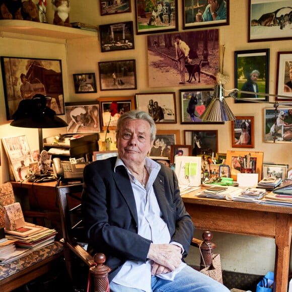 Il ne supporte plus de se voir comme ça, diminué. Il parle peu, ça le fatigue ou bien ça l'énerve quand on le fait répéter, car sa voix n'est plus toujours placée."
Alain Delon dans le bureau de sa maison de Douchy le 17 avril 2021. © Cyril Moreau / Bestimage 