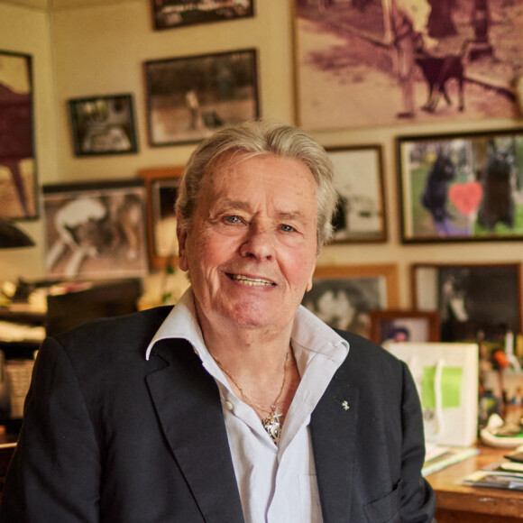 Exclusif - Alain Delon dans son bureau à Douchy France, le 10 avril 2021. © Cyril Moreau/Bestimage 