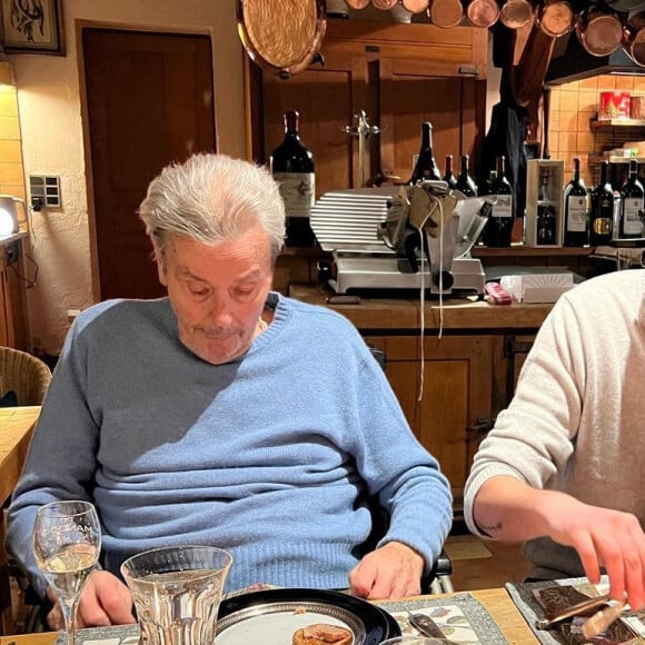 Alain Delon en famille pour le reveillon de Noël à Douchy à côté de son fils Alain-Fabien.