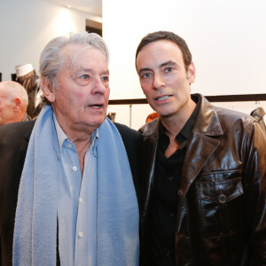 Par son propre père qui veut déposer plainte pour diffamation
Exclusif - Alain Delon et son fils Anthony Delon - Lancement de la marque de vêtements de cuir "Anthony Delon 1985" chez Montaigne Market à Paris. © Philippe Doignon / Bestimage 