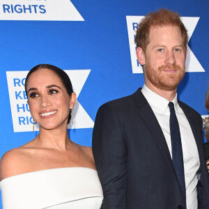 Mamie à la rescousse !
Le prince Harry et Megan Markle au photocall de la soirée de gala "Robert F. Kennedy Human Rights Ripple of Hope 2022" à l'hôtel Hilton de New York City, New York, Etats-Unis, le 6 décembre 2022. 