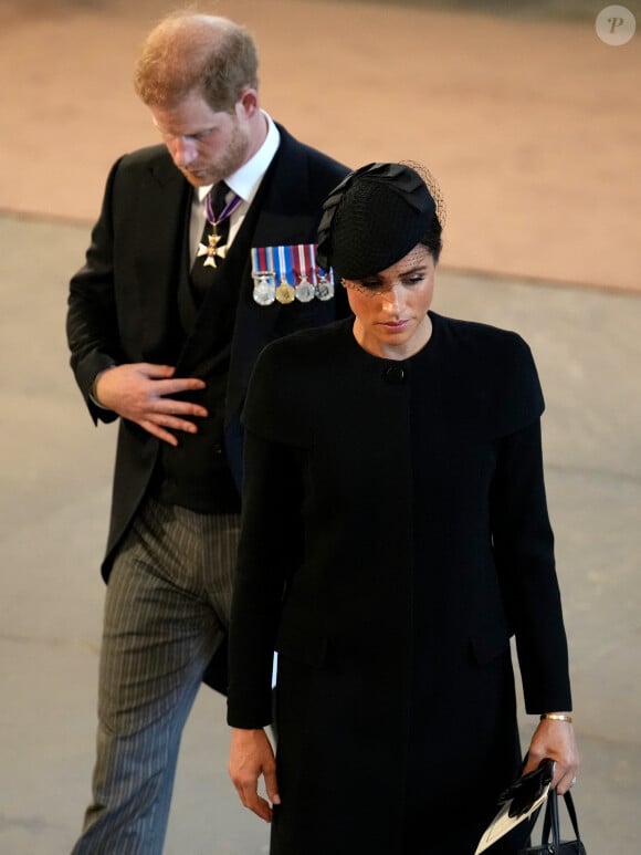Meghan Markle et le prince Harry connaîtraient des complications au sein de leur couple.
Le prince Harry, duc de Sussex, Meghan Markle, duchesse de Sussex - Intérieur - Procession cérémonielle du cercueil de la reine Elisabeth II du palais de Buckingham à Westminster Hall à Londres. 