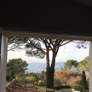 

Ils profitent d'un immense jardin et d'une vue imprenable sur l'Estérel

Photo de la villa de Franck Dubosc à Mougins postée sur son compte Instagram en 2015. 







