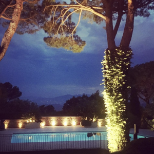 Concernant ce choix, Franck Dubosc expliquait à "Nice Matin" en 2013 : "Ma femme est libanaise, elle voulait être sur la Méditerranée". 
Une photo de la magnifique piscine de Franck Dubosc dans sa villa du sud de la France postée sur son compte Instagram en 2017.