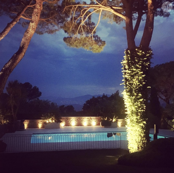 Concernant ce choix, Franck Dubosc expliquait à "Nice Matin" en 2013 : "Ma femme est libanaise, elle voulait être sur la Méditerranée". 
Une photo de la magnifique piscine de Franck Dubosc dans sa villa du sud de la France postée sur son compte Instagram en 2017.