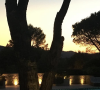 Et de préciser : "À la fin du Festival de Cannes, on a passé quelques jours au Mas Candille, à Mougins. On a aimé que ce soit la campagne à proximité de la ville. Alors, après avoir longtemps cherché, on a finalement trouvé une maison sublime avec vue sur l'Estérel".
Une photo de la piscine de Franck Dubosc au moment du coucher du soleil dans sa villa du sud de la France, postée sur son compte Instagram en 2016.
