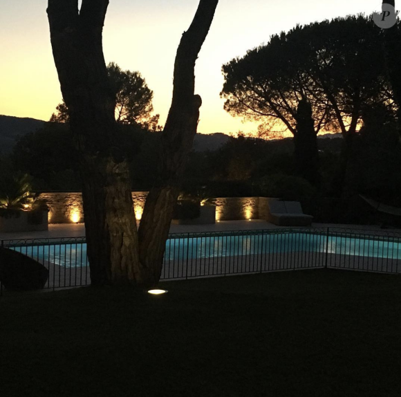Et de préciser : "À la fin du Festival de Cannes, on a passé quelques jours au Mas Candille, à Mougins. On a aimé que ce soit la campagne à proximité de la ville. Alors, après avoir longtemps cherché, on a finalement trouvé une maison sublime avec vue sur l'Estérel".
Une photo de la piscine de Franck Dubosc au moment du coucher du soleil dans sa villa du sud de la France, postée sur son compte Instagram en 2016.
