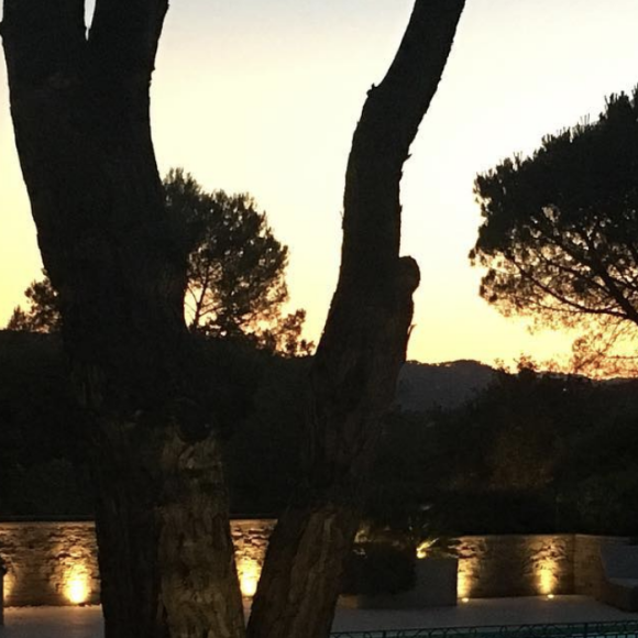 Et de préciser : "À la fin du Festival de Cannes, on a passé quelques jours au Mas Candille, à Mougins. On a aimé que ce soit la campagne à proximité de la ville. Alors, après avoir longtemps cherché, on a finalement trouvé une maison sublime avec vue sur l'Estérel".
Une photo de la piscine de Franck Dubosc au moment du coucher du soleil dans sa villa du sud de la France, postée sur son compte Instagram en 2016.