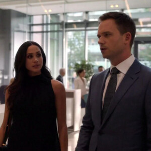 "Bien sûr... Mike et Rachel à Seattle. Il faut qu'ils aillent à Los Angeles, il ont des choses à faire là-bas. Meghan est plutôt populaire en ce moment", a-t-il rappelé.
Meghan Markle et Patrick J. Adams dans la série "Suits" le 29 mars 2018.