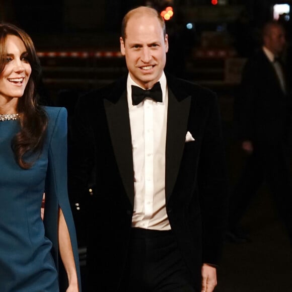 "C'était un personnage unique sur le terrain de rugby. L'un des vrais grands joueurs de rugby gallois", écrit le prince William
 
Le prince William, prince de Galles, et Catherine (Kate) Middleton, princesse de Galles, arrivent au photocall de la soirée Royal Variety Performance au Royal Albert Hall à Londres, Royaume Uni, le 30 novembre 2023.