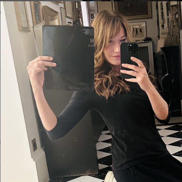 "J'ai commencé par le sucre, très très très assidument. Je n'étais pas surveillée donc dès l'enfance, je devais boire 30 ou 40 Coca Cola par jour."
Carla Bruni sur Instagram. Le 28 octobre 2023.