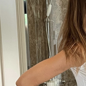 Carla Bruni a cependant décidé de stopper la boisson.
Carla Bruni sur Instagram. Le 16 octobre 2023.