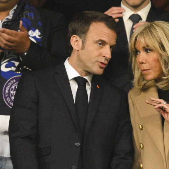 La jeune fille, originaire de Montpellier avait fugué pour retrouver son petit ami, quelques jours après l'agression avant d'être arrêtée. Elle a ensuite reconnu qu'elle avait donné un coup de pied au petit-neveu de Brigitte Macron, responsable d'une célèbre chocolaterie. 
Emmanuel Macron et sa femme Brigitte lors du match de football de la Coupe de France "Nantes vs Toulouse" au Stade de France à Paris. Le 29 avril 2023 © JB Autissier / Panoramic / Bestimage