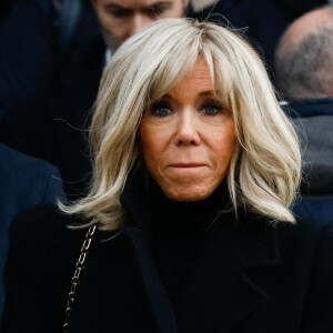 Cette fois-ci, l'affaire connaît un nouveau rebondissement, comme rapporté par France Bleu et le Courrier Picard. 
La première dame Brigitte Macron - Sorties des obsèques de Philippe Tesson en l'église Saint-Germain des-Prés à Paris le 10 février 2023. © Christophe Clovis / Bestimage