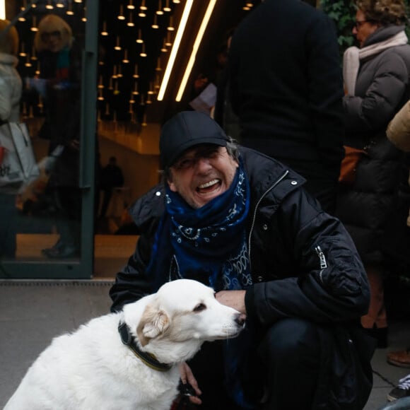 Jean-Luc Reichmann et sa chienne Donna (amputée d'une patte) - Arrivées à l'enregistrement de l'émission "Vivement Dimanche" présentée par M. Drucker et qui sera diffusée le 14/02/2024 sur France 3 au Studio Gabriel à Paris, France, le 09 janvier 2024. © Christophe Clovis / Bestimage