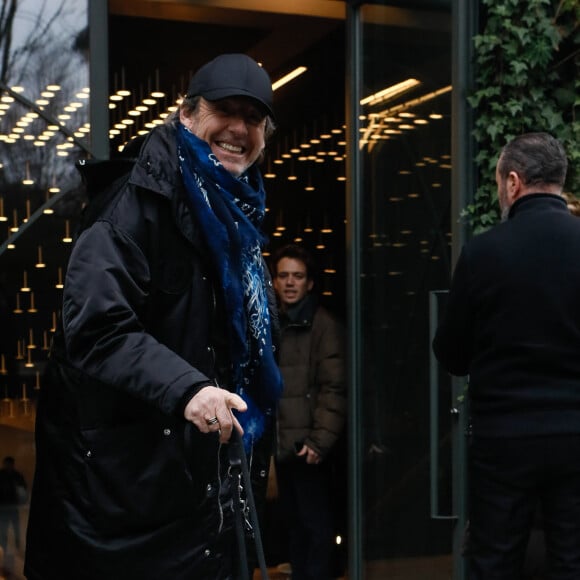 Jean-Luc Reichmann et sa chienne Donna (amputée d'une patte) - Arrivées à l'enregistrement de l'émission "Vivement Dimanche" présentée par M. Drucker et qui sera diffusée le 14/02/2024 sur France 3 au Studio Gabriel à Paris, France, le 09 janvier 2024. © Christophe Clovis / Bestimage