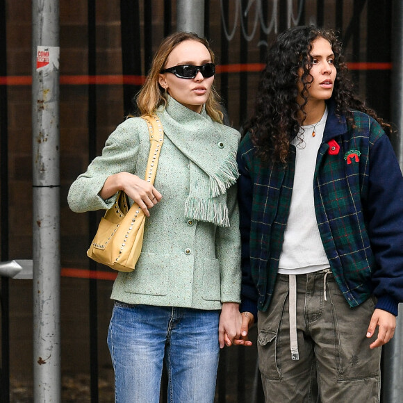 "Ma Dany, mon éternité" a-t-elle écrit en légende d'un portrait des deux femmes qui s'enlacent tendrement. 
Exclusif - Lily-Rose Depp et sa compagne 070 Shake (Danielle Balbuena) se baladent main dans la main à New York le 27 octobre 2023. 