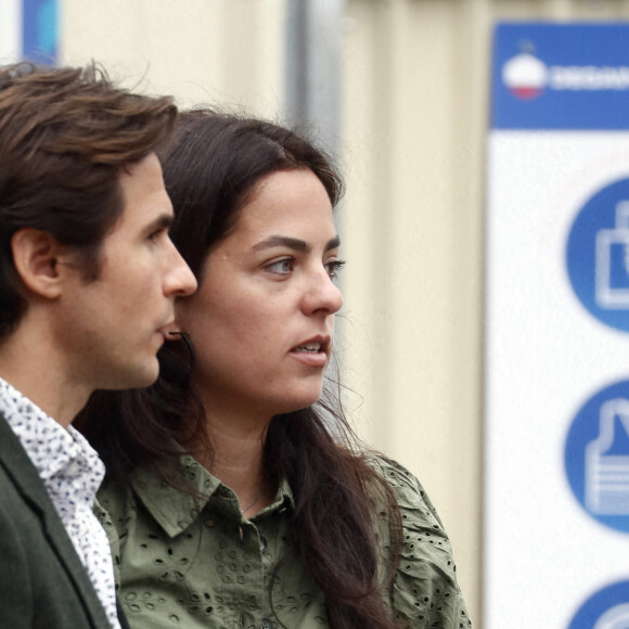 Questionné sur la bataille familiale, le papa de Loup et Liv ne regrette rien : "Je l'ai fait et je l'assume, parce que je ne pouvais pas faire autrement."
Julien Dereims et sa femme Anouchka Delon - Arrivées à la messe à l'intention de Pierre Cornette de Saint-Cyr en l'église Saint-Germain-des-Près à Paris. Le 12 septembre 2023