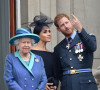 Ils pensaient rendre un joli hommage à la reine Elizabeth II... mais il semblerait que la souveraine n'ait pas forcément apprécié le geste.
La reine Elizabeth II, Meghan Markle et le prince Harry - La famille royale d'Angleterre lors de la parade aérienne de la RAF pour le centième anniversaire au palais de Buckingham à Londres.