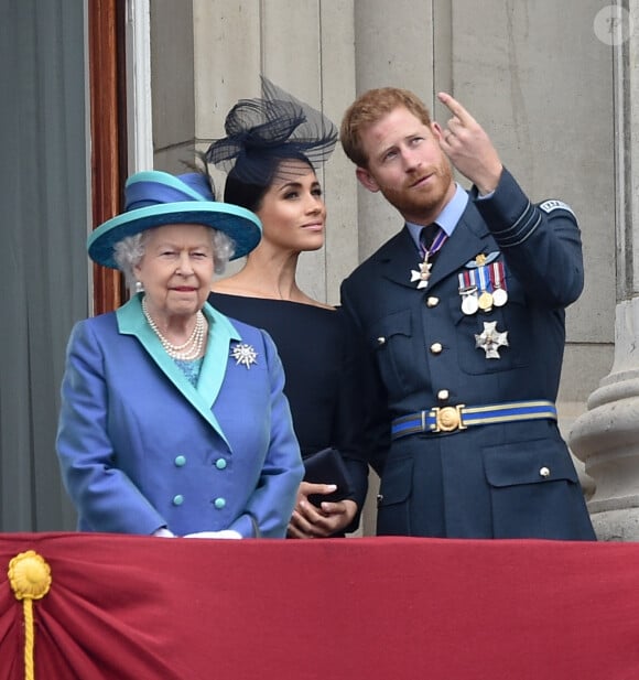 Ils pensaient rendre un joli hommage à la reine Elizabeth II... mais il semblerait que la souveraine n'ait pas forcément apprécié le geste.
La reine Elizabeth II, Meghan Markle et le prince Harry - La famille royale d'Angleterre lors de la parade aérienne de la RAF pour le centième anniversaire au palais de Buckingham à Londres.
