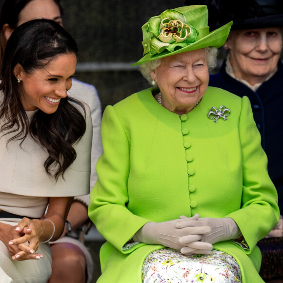 La fillette a été baptisée ainsi car il s'agissait du surnom que George VI et son épouse, la reine mère, avaient donné à leur fille.
Meghan Markle, duchesse de Sussex, effectue son premier déplacement officiel avec la reine Elisabeth II d'Angleterre, lors de la visite du Catalyst Museum à Widnes. Le 14 juin 2018.