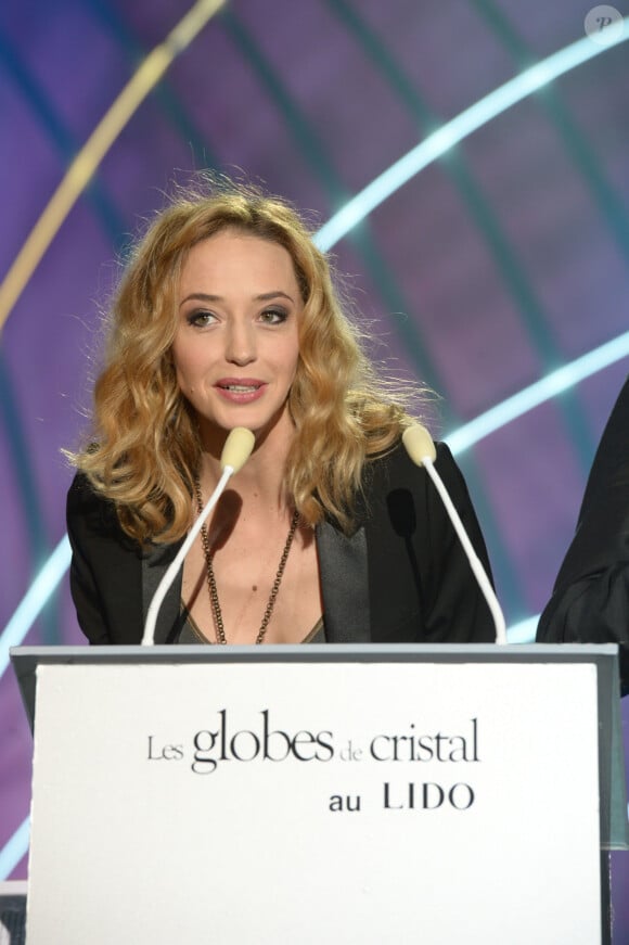 Archives - Hélène de Fougerolles lors de la 8e cérémonie des Globes de Cristal au Lido à Paris, le 4 février 2013.