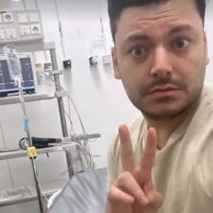 Il vient d'expliquer qu'il a été opéré "d'une appendicite".
Kev Adams révèle avoir été hospitalisé d'urgence à Cannes. Instagram