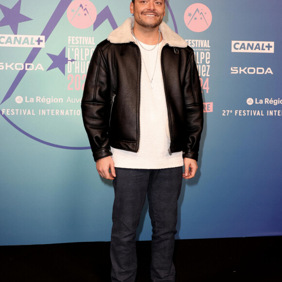 Kev Adams - Arrivées à la cérémonie d'ouverture du 27ème Festival International du Film de Comédie de l'Alpe d'Huez le 15 janvier 2024. © Dominique Jacovides/Bestimage 