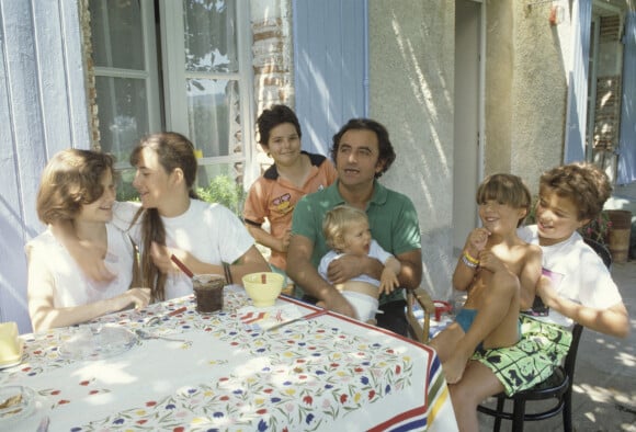 Richard Bohringer en famille avec sa femme Astrid et ses enfant Mathieu (10 ans), Romane (15 ans) et Richard (1 an), et d'autres petits en 1988