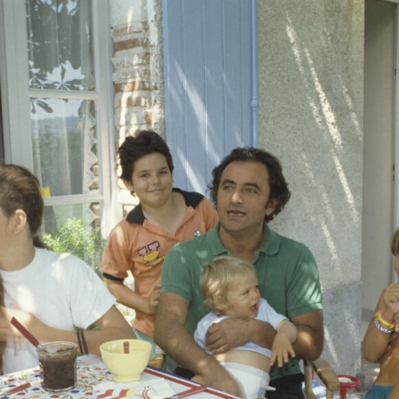 Richard Bohringer en famille avec sa femme Astrid et ses enfant Mathieu (10 ans), Romane (15 ans) et Richard (1 an), et d'autres petits en 1988