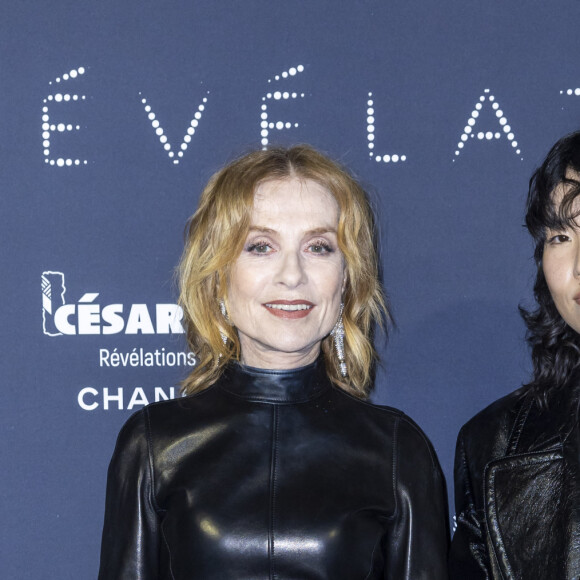 ... et ils ont été mis en lumière, lors de ce dîner, soutenus, chacune et chacun, par une célèbre marraine ou un célèbre parrain.
Isabelle Huppert et Park JiMin au photocall du dîner César Révélations 2024 à L'Élysée Montmartre à Paris le 15 janvier 2024. © Olivier Borde / Bestimage