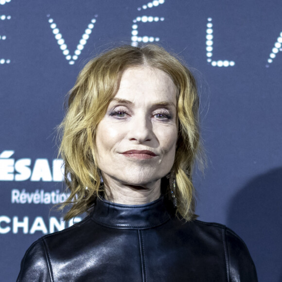 Isabelle Huppert au photocall du dîner César Révélations 2024 à L'Élysée Montmartre à Paris le 15 janvier 2024. © Olivier Borde / Bestimage