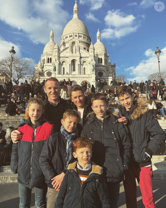 La tribu a subi le cyclone Belal.
La famille Jeanson de "Familles nombreuses" en promenade à Paris