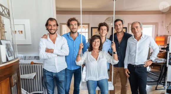 Sandrine et Olivier, parents de Martin, Valentin, Louis et Raphaël Kretz dans "L'Agence" sur TMC.