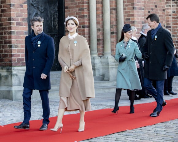 Le prince Frederik et la princesse Mary de Danemark, La princesse Marie et le prince Joachim de Danemark - Cérémonie de dépôt de gerbe à l'occasion du 50ème anniversaire de la mort de Frederik IX. et la reine Ingrid sur la tombe de la cathédrale de Roskilde dans le cadre des célébrations du 50ème jubilé de la reine danoise à Roskilde, au Danemark, le 14 janvier 2022.